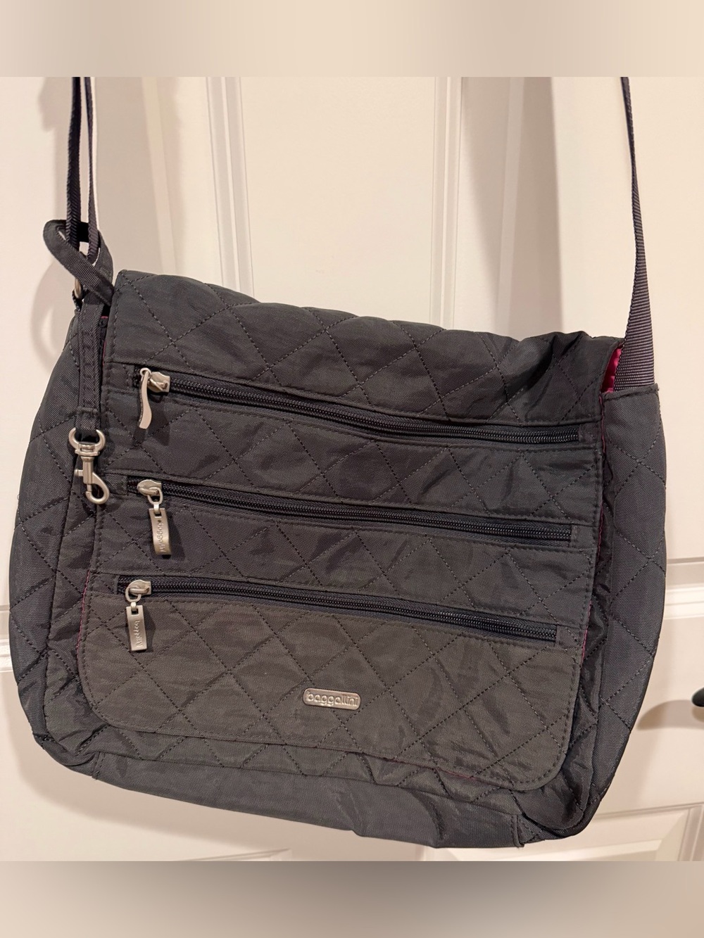 baggallini Black Quilted Crossbody Bag Multi Zip Pockets Pink Lining